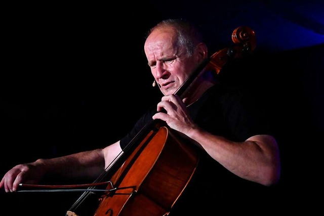 Matthias Deutschmann ist bei seinen Auftritten hufig mit dem Cello anzutreffen.  | Foto: Hans-Peter Mller