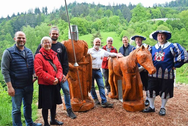 Die neue Ritterfigur Wilhelm von Schwa...it ihren Ideengebern und Realisierern.  | Foto: Hubert Bleyer