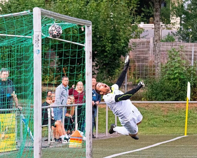 Manchmal konnte einem Bad Drrheims To...nd musste einen Ball passieren lassen.  | Foto: Wolfgang Scheu