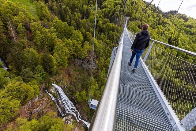 Die neue Todtnauer Wasserfall-Hngebr...l 100.000 Touristen pro Jahr anziehen.  | Foto: Philipp von Ditfurth (dpa)