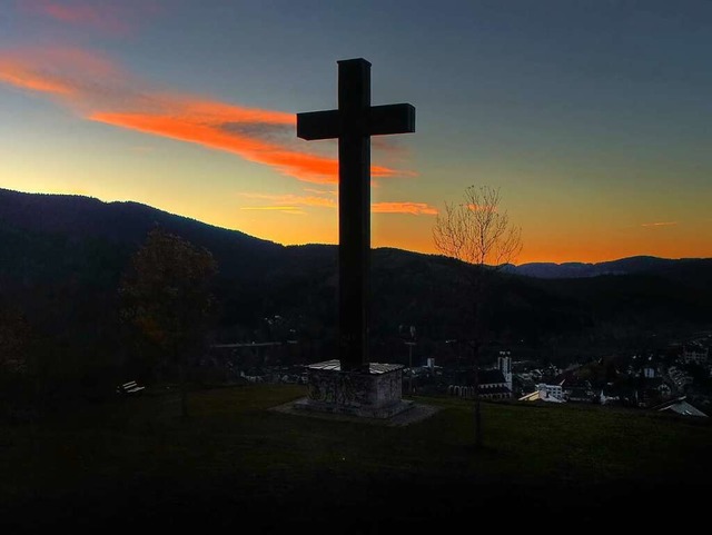 Das Neustdter Fullbergkreuz, Wahrzeic...ahnmal, wird   bald wieder beleuchtet.  | Foto: Philippe Thines