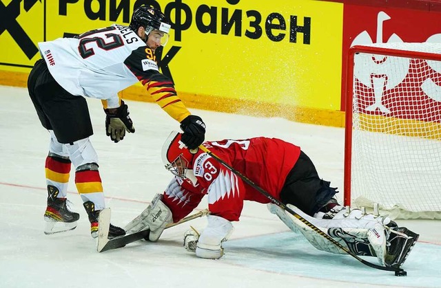 2021 in Riga:  Die deutsche Eishockey-... die Schweiz 3:2 nach Penaltyschieen.  | Foto: Roman Koksarov (dpa)