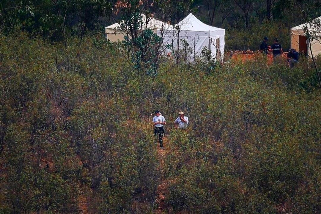 Weiße Zelte sind am Rand des Stausees aufgestellt.  | Foto: FILIPE AMORIM (AFP)