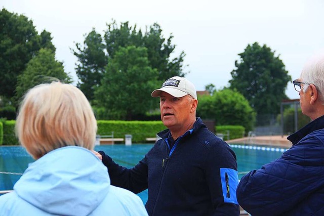 Frank Gaude, technischer Leiter der B...riebe, beim Rundgang im Parkschwimmbad  | Foto: Eyp Ertan