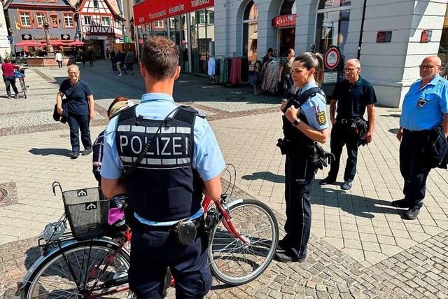 Polizei und Offenburger Gemeindevollzu...eitstag gemeinsam in der Fugngerzone  | Foto: Helmut Seller