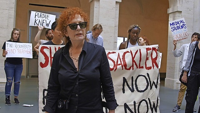 Nan Goldin bei einer Demonstration geg...mafirma Purdue und die Familie Sackler  | Foto: Plaion Pictures