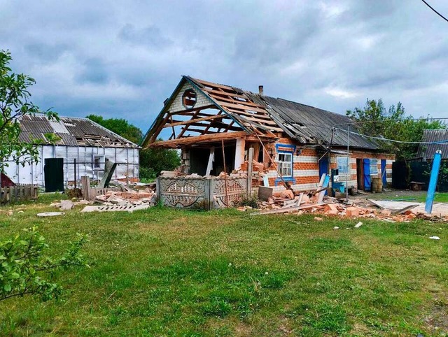 Das auf dem Telegram-Konto des Gouvern...chdigtes Haus in der Region Belgorod.  | Foto: HANDOUT (AFP)
