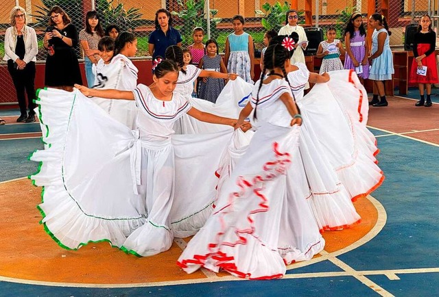 Die Mdchen fhrten einen traditionellen Tanz auf.  | Foto: Mark Alexander