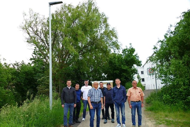 Brgermeister Erik Weide (von links), ...uamt freuen sich ber die Beleuchtung.  | Foto: Sophia Kaiser