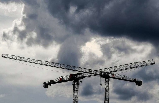 Baukrne vor dunklen Wolken in Berlin ...che Bundesamt am Donnerstag mitteilte.  | Foto: Britta Pedersen (dpa)