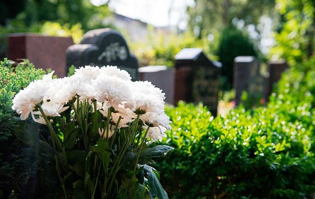 Auf dem Friedhof in Schliengen stehlen...mengestecke und Vasen von den Grbern.  | Foto: Robert Gnther