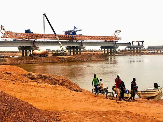 Die mchtige Betonbrcke ber den Logone-Fluss soll im Jahr 2024 fertig sein.  | Foto: Johannes Dietrich