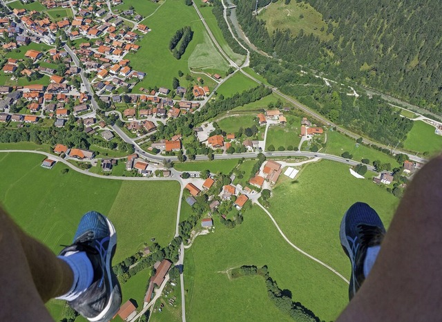 &#8222;Schaut, was fr einen aufregend...n,  um einen Gleitschirmflug zu wagen.  | Foto: Andreas Drouve (dpa)