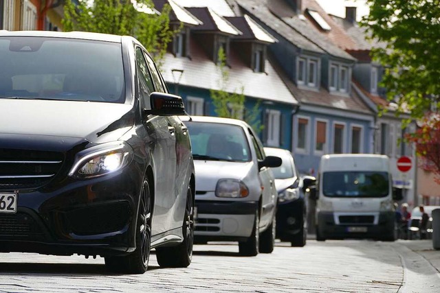 An manchen Tagen fahren Autos dicht an...ng Marktplatz und Gutgesellentorplatz.  | Foto: Sattelberger