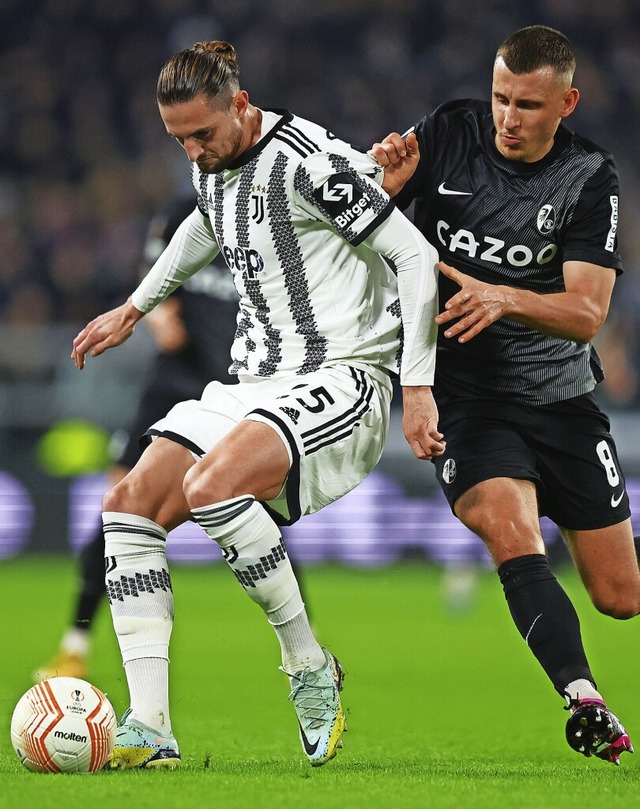 Der Turiner Adrien Rabiot (l.) gegen M...hts waren die beiden Partien trotzdem.  | Foto: Tom Weller (dpa)