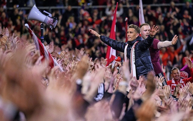 Mehr Publikumsliebling geht nicht: Nil...ersen nach seinem letzten SC-Heimspiel  | Foto: Tom Weller (dpa)