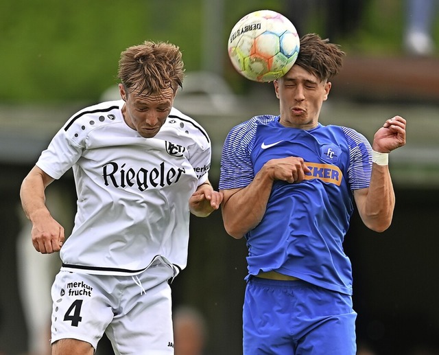 Knapp vorn: Die Denzlinger, hier mit S...ten Vergleich im Derby (0:3) verliert.  | Foto: Achim Keller