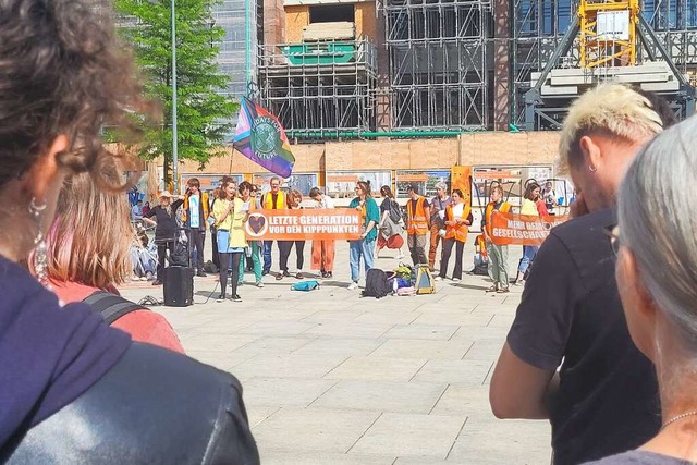 Gut 200 Menschen protestierten am Donn... der &#8222;Letzten Generation&#8220;.  | Foto: Manuel Fritsch