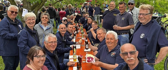 Ein Hoch auf die Freundschaft zwischen den Feuerwehren  | Foto: Feuerwehr Haltingen