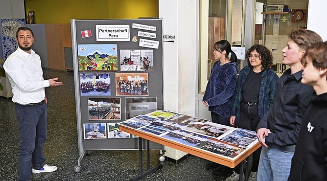 Martin Straubhaar (links) informiert s...g der Peru-Partnerschaft St. Verena.    | Foto: suedkurier