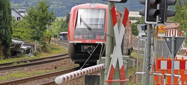 Am Bahnbergang  Waldshuter Strae in ... obwohl der Zug noch im Bahnhof steht.  | Foto:  Esteban Waid