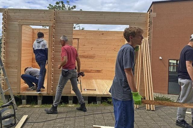 Schüler bauen eine Hütte