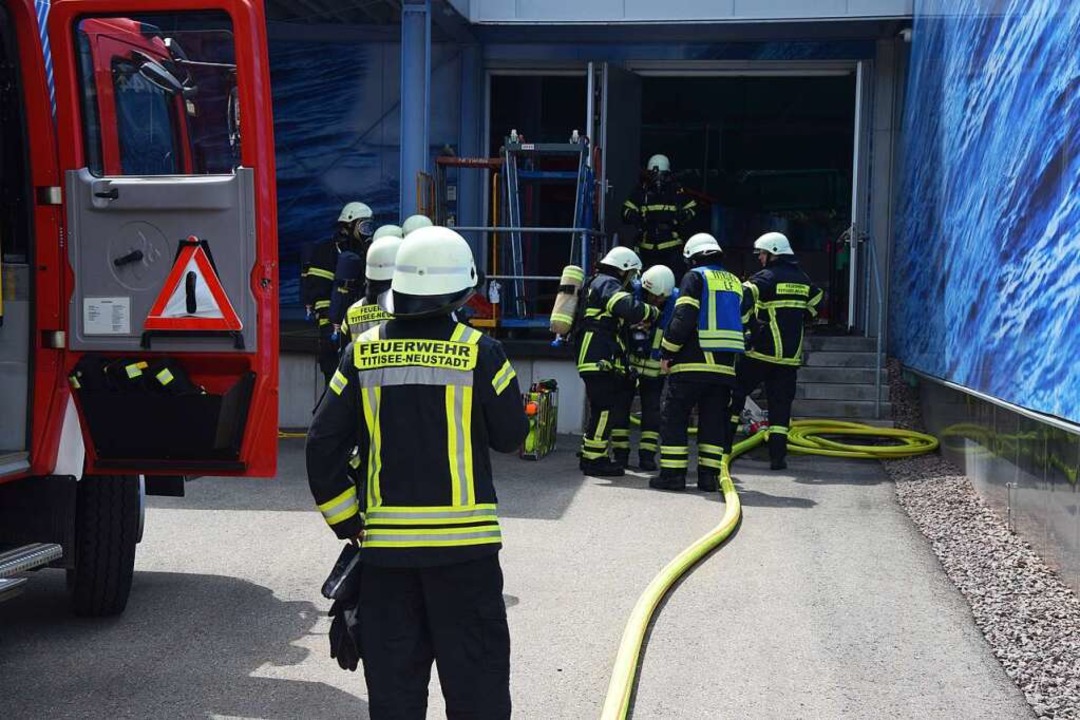 Die Feuerwehr rckte mit mehreren Abteilungen an den Brandort aus.  | Foto: kamera24