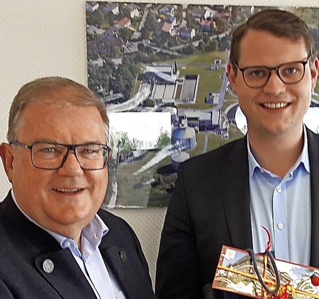 Vincenz Wissler (rechts) verabschiedete Joachim Schuster.  | Foto: Gemeinde Badenweiler