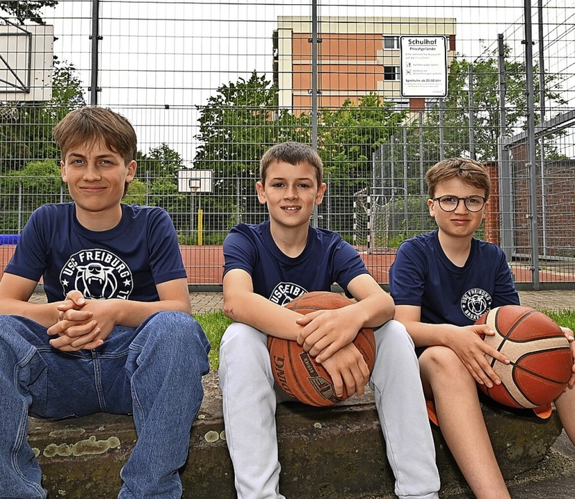 Samuel Hofmann, Nikolai Jekimow und Li...ketballplatz des Friedrich-Gymnasiums.  | Foto: Thomas Kunz