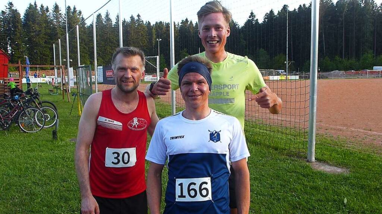 Die zeitgleichen Sieger (von rechts) C...t Patrick Hartmann über ihren Erfolg.   | Foto: Annemarie Zwick