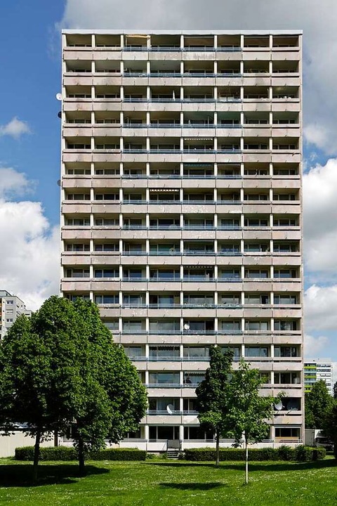 Vorher: Das Hochhaus Binzengrün 34 mit 90 günstigen Mietwohnungen...  | Foto: Miguel Babo/FranzundGeyer Architekten