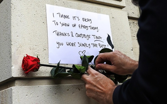 Ein Mann hlt eine rote Rose und schre...erin Tina Turner am Tor zu ihrem Haus.  | Foto: Arnd Wiegmann (dpa)