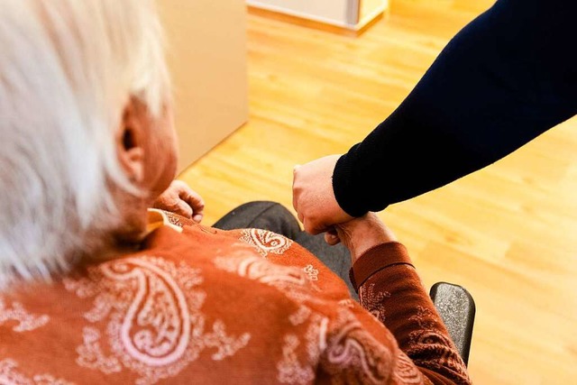 Vier Millionen Pflegebedrftige werden zuhause gepflegt.  | Foto: Frank Molter (dpa)