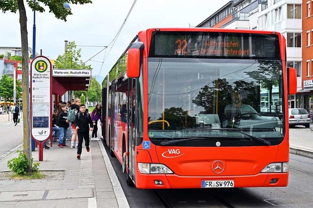 Schnell, schnell in den Bus: Schlerin...am Maria-von-Rudloff-Platz oft sputen.  | Foto: Thomas Kunz