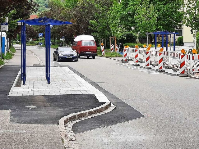 Die neue Bushaltestelle in der Breslauer Strae springt in die Fahrbahn vor.  | Foto: Hannes Lauber