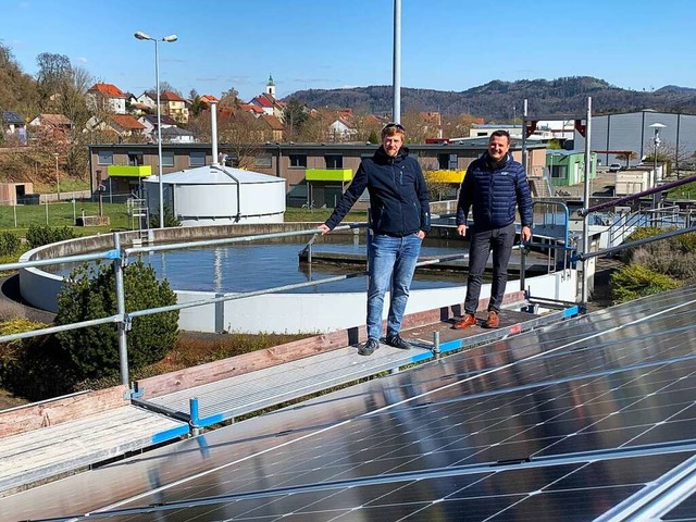 Murgs Brgermeister Adrian Schmidle (r...ten Photovoltaikanlage der Klranlage.  | Foto: Gemeinde Murg