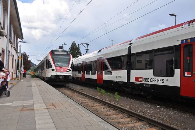 Auf Gleis 2 (rechts) fehlte der Zug  a...hn  der Linie 5 nur  stndlich fahren.  | Foto: Daniel Gramespacher