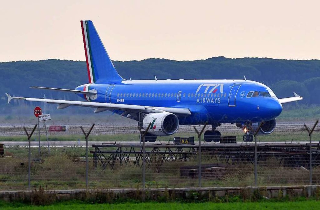 Ein Airbus A320 von Ita Airways steht ...chen Fluggesellschaft Ita Airways ein.  | Foto: Massimo Insabato (dpa)
