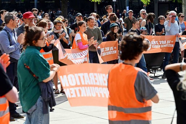 Solidarittsdemo fr die Letzte Genera...em Freiburger Platz der Alten Synagoge  | Foto: Thomas Kunz