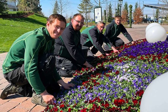 Pflanzen je nach Saison: Mitarbeiter der Europa-Park-Grtnerei im Einsatz.  | Foto: Jrgen Ruf