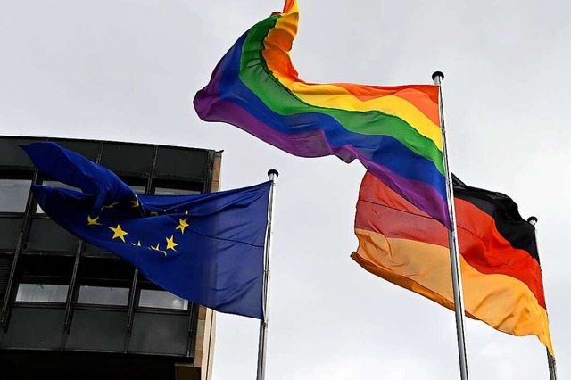 Wie vor dem Landtag in Nordrhein-Westf...zach-Wyhlen die Regenbogenfahne wehen.  | Foto: Roberto Pfeil (dpa)