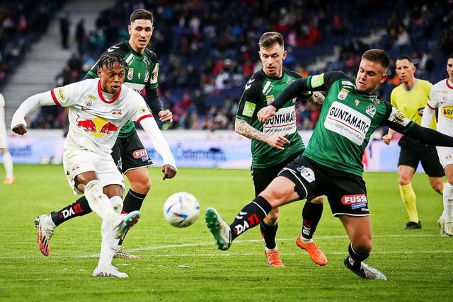 Guter Abschluss: Junior Adamu (ganz links) von RB Salzburg  | Foto: IMAGO/GEPA pictures/ Manfred Binder