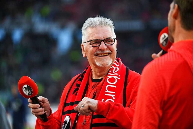 Claus Khn war 35 Jahre lang Stadionsprecher des SC Freiburg.  | Foto: Gerd Gruendl (imago)