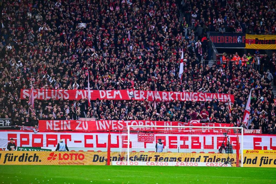 Viele SC-Freiburg-Fans sind gegen Investoren.  | Foto: Tom Weller (dpa)