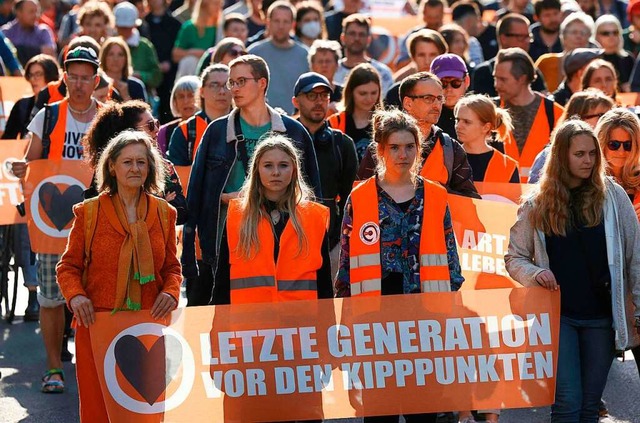 Die Letzte Generation bei einem Protes...minelle Vereinigung&#8220; eingestuft.  | Foto: ODD ANDERSEN (AFP)