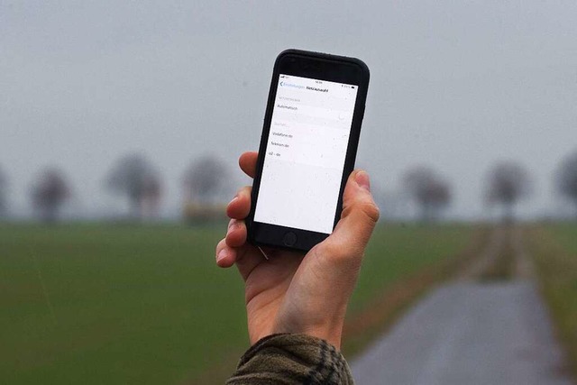 Die Suche nach Empfang und gutem Mobil...e dauern &#8211; das soll sich ndern.  | Foto: Julian Stratenschulte (dpa)