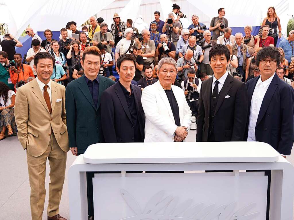 Tadanobu Asano (l-r), Shido Nakamura, Ryo Kase, Regisseur Takeshi Kitano, Hidetoshi Nishijima und Nao Omori posieren fr Fotografen beim Fototermin fr den Film "Kubi" auf dem 76. internationalen Filmfestival in Cannes.