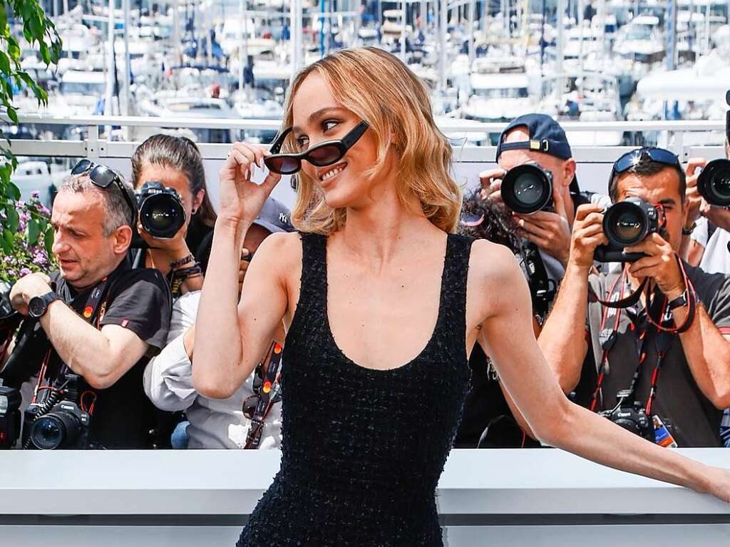 Lily-Rose Depp, Schauspielerin aus den USA und Frankreich und Tochter von Johnny Depp, posiert fr Fotografen beim Fototermin fr den Film "The Idol" bei den 76. Internationalen Filmfestspielen in Cannes.