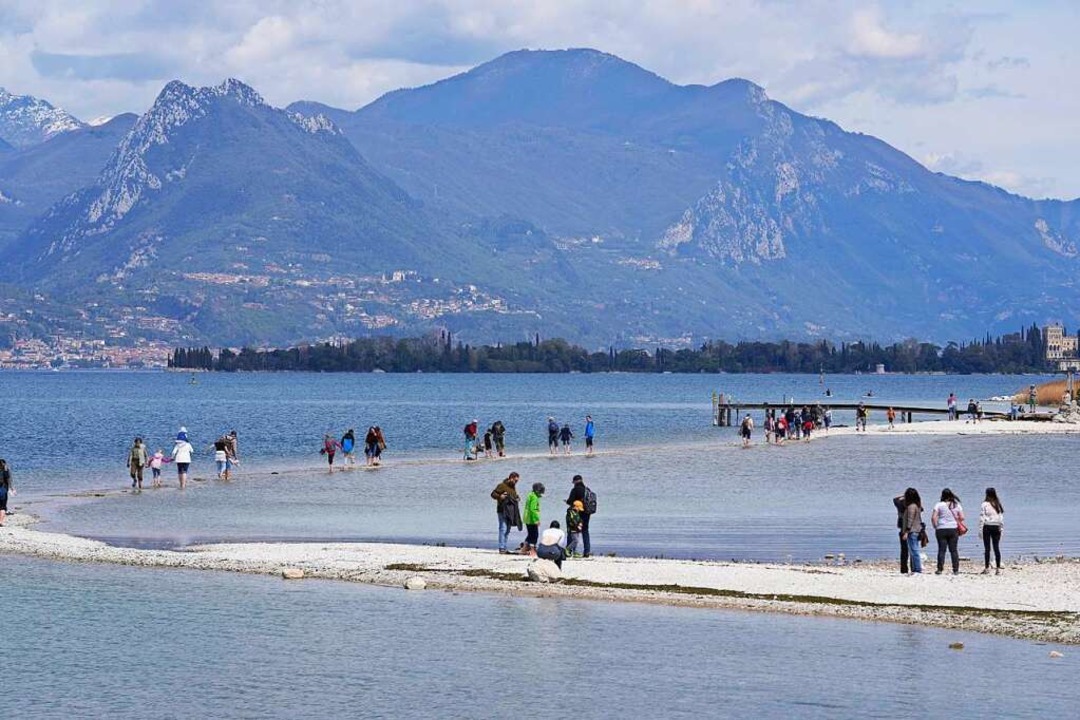 Gardasee bei Trockenheit: Inzwischen regnet es  hufig und teils sehr intensiv.  | Foto: Luca Bruno (dpa)