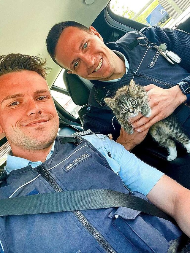 Die Retter der Polizei und das Katzenbaby vom A5-Mittelstreifen  | Foto: Polizeiprsidium Offenburg